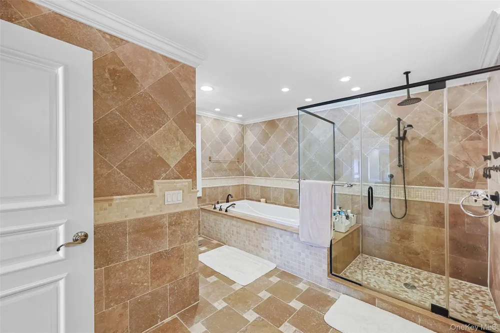 78 Swan Court East Hills, NY 11576