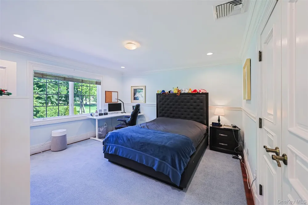 78 Swan Court East Hills, NY 11576