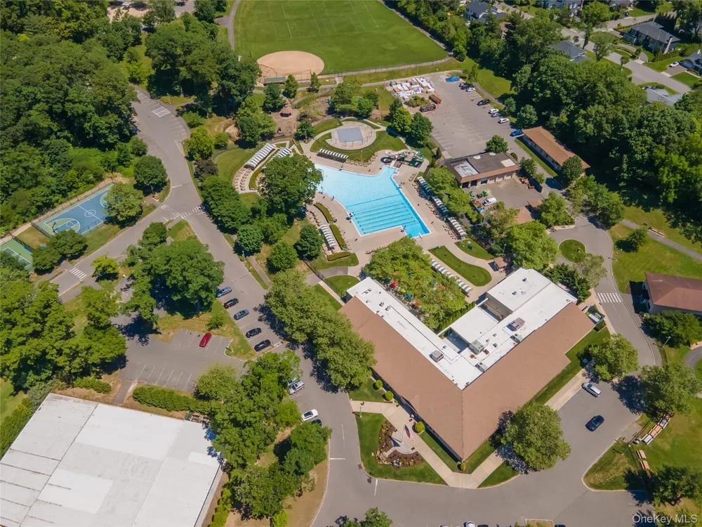 78 Swan Court East Hills, NY 11576