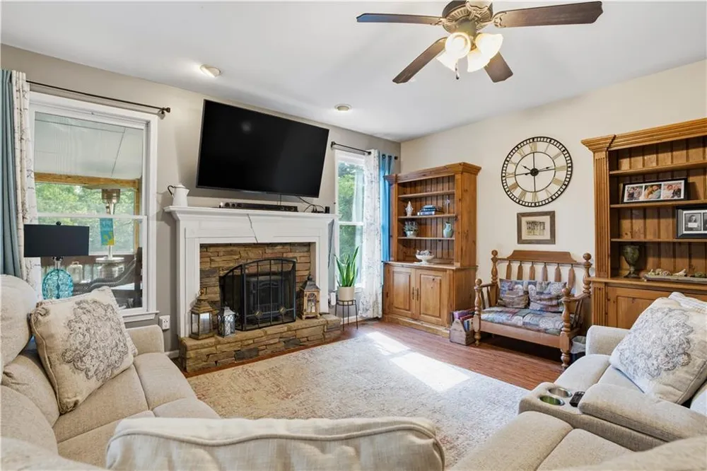 12 Laurel Way NE White, GA 30184