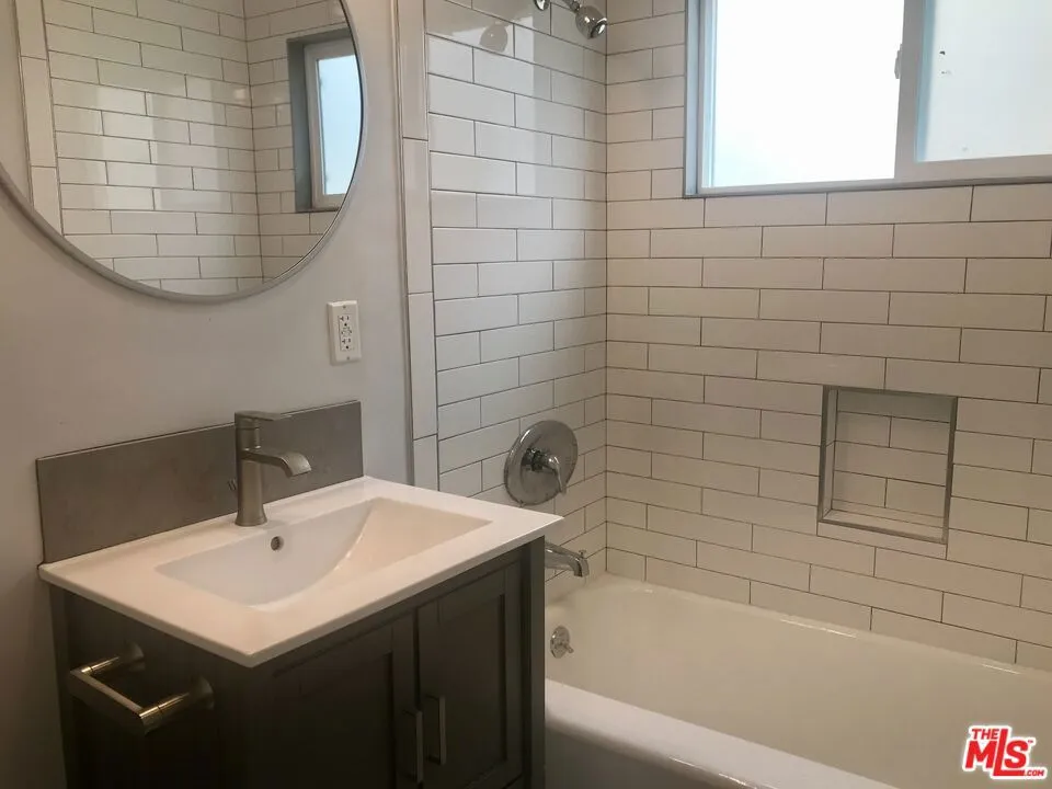 2230 Delaware Avenue Santa Monica, CA 90404