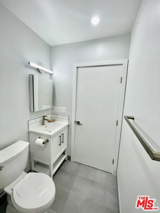 2230 Delaware Avenue Santa Monica, CA 90404