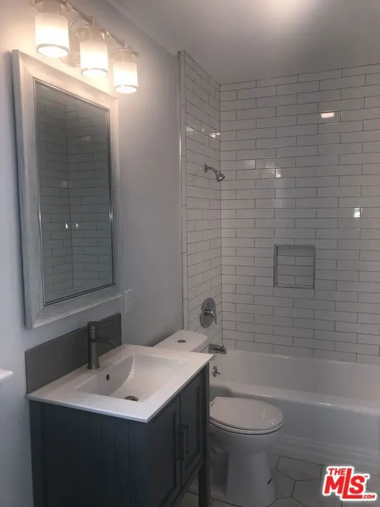 2230 Delaware Avenue Santa Monica, CA 90404