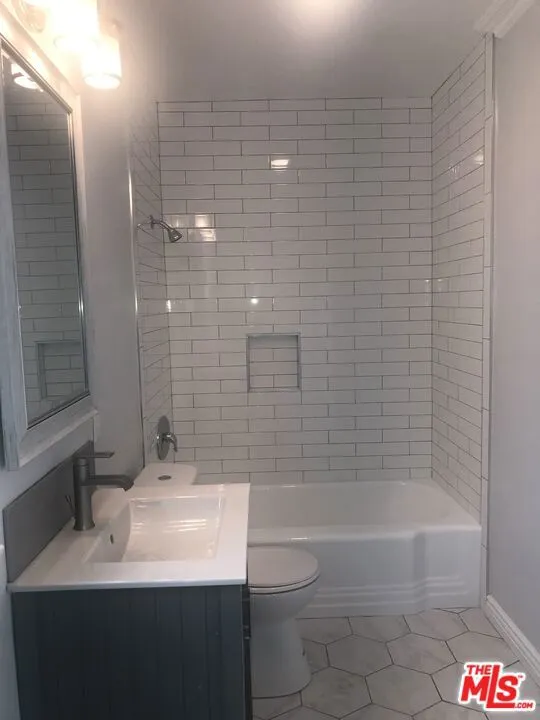 2230 Delaware Avenue Santa Monica, CA 90404
