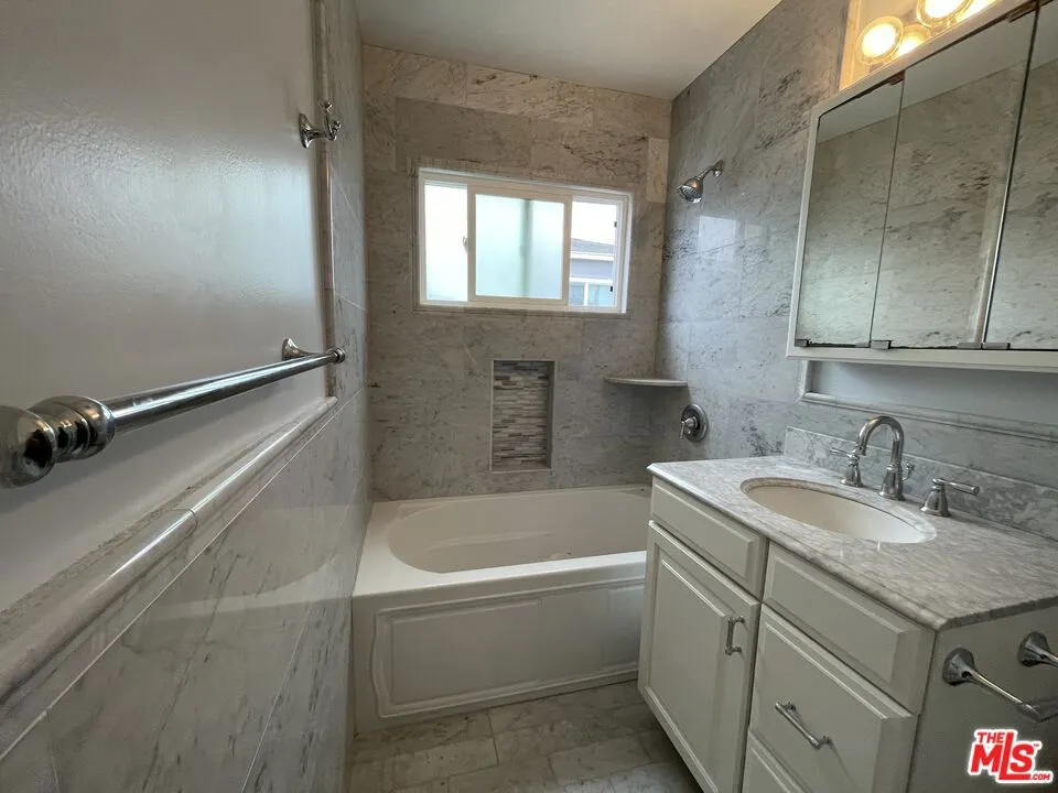 2230 Delaware Avenue Santa Monica, CA 90404