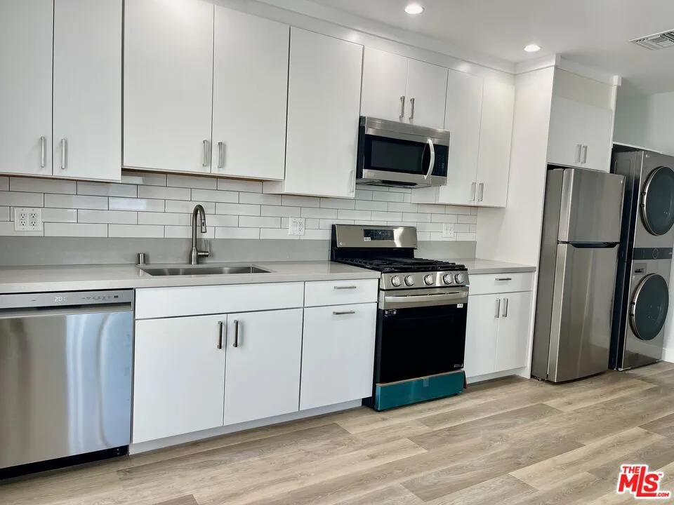 2230 Delaware Avenue Santa Monica, CA 90404