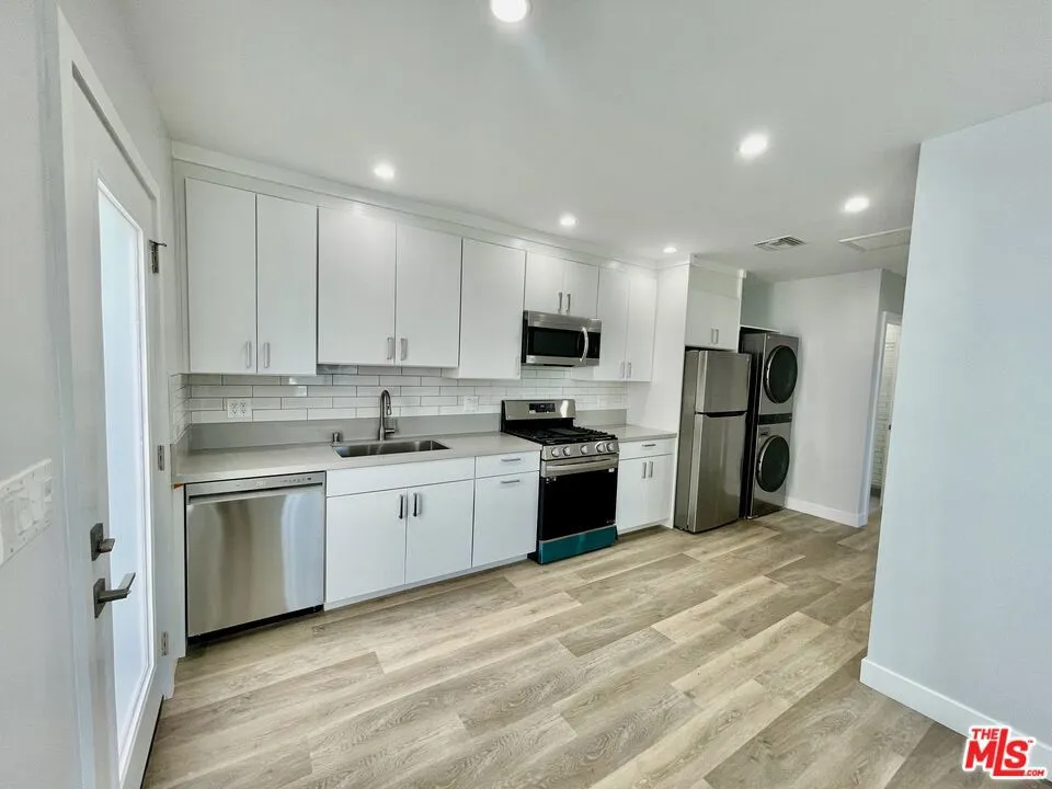 2230 Delaware Avenue Santa Monica, CA 90404