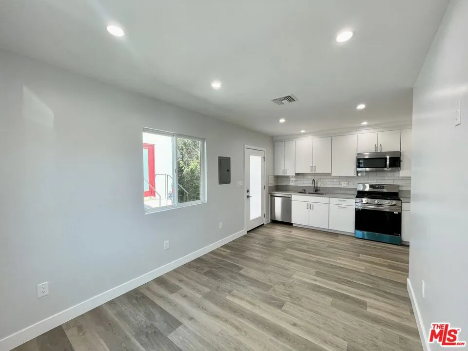 2230 Delaware Avenue Santa Monica, CA 90404