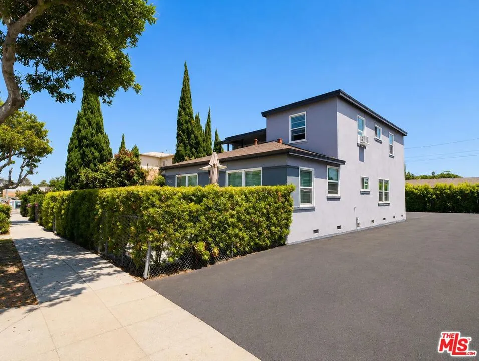 2230 Delaware Avenue Santa Monica, CA 90404
