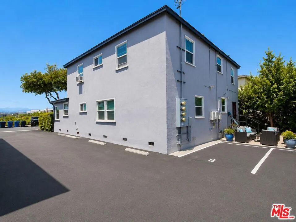 2230 Delaware Avenue Santa Monica, CA 90404