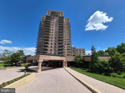 1100 LOVERING AVENUE #806