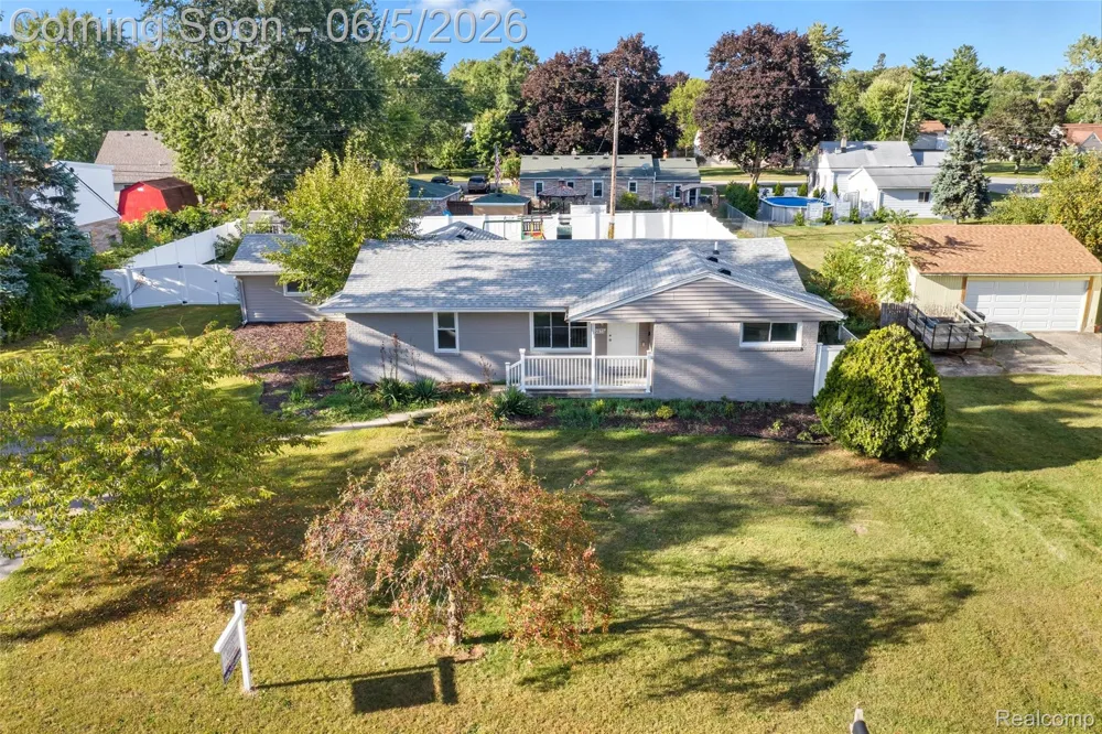 2075 Gulliver Drive Troy City, MI 48085