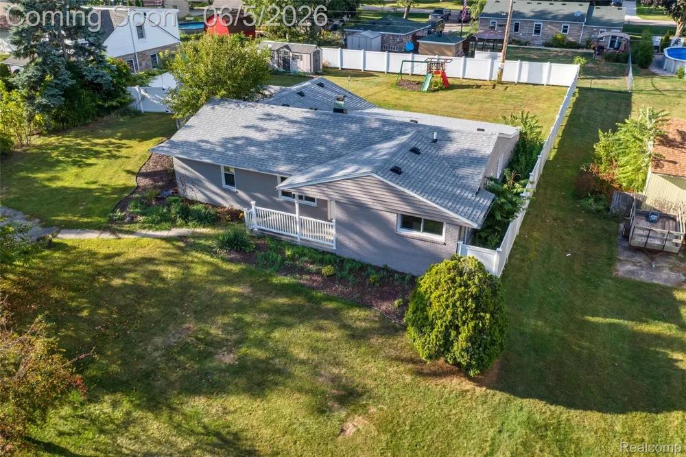 2075 Gulliver Drive Troy City, MI 48085