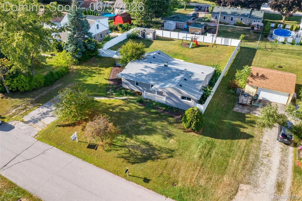 2075 Gulliver Drive Troy City, MI 48085