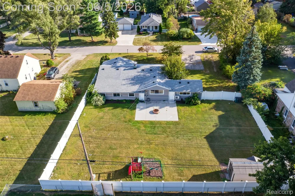 2075 Gulliver Drive Troy City, MI 48085