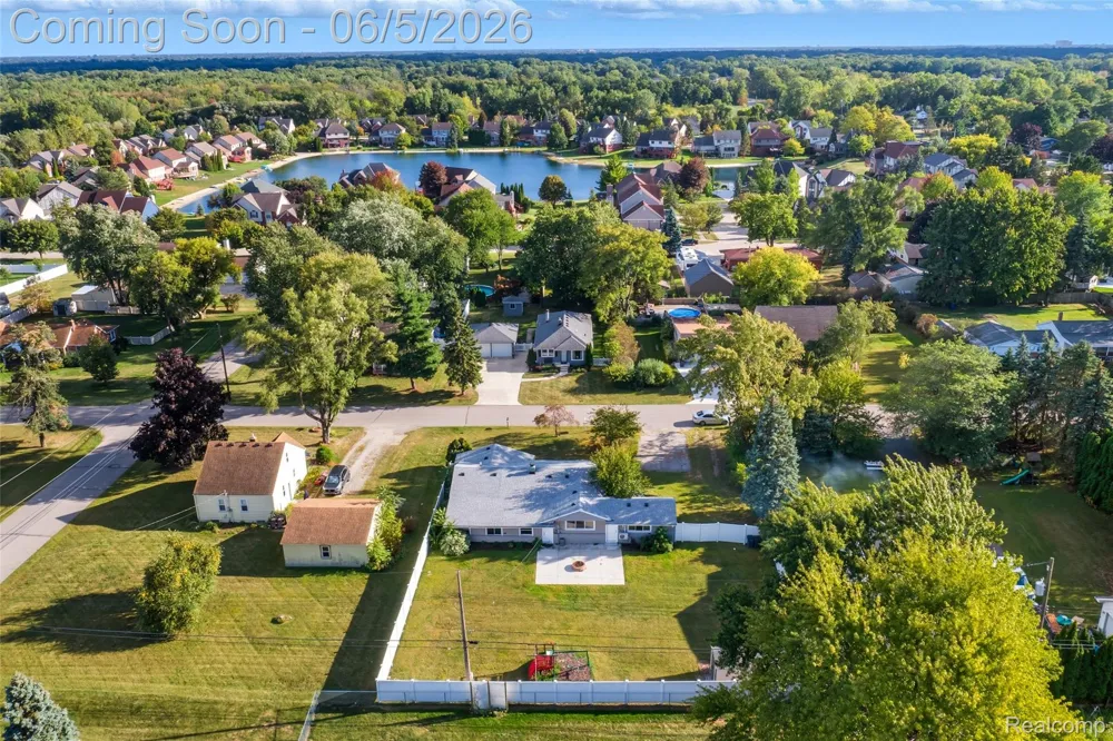 2075 Gulliver Drive Troy City, MI 48085