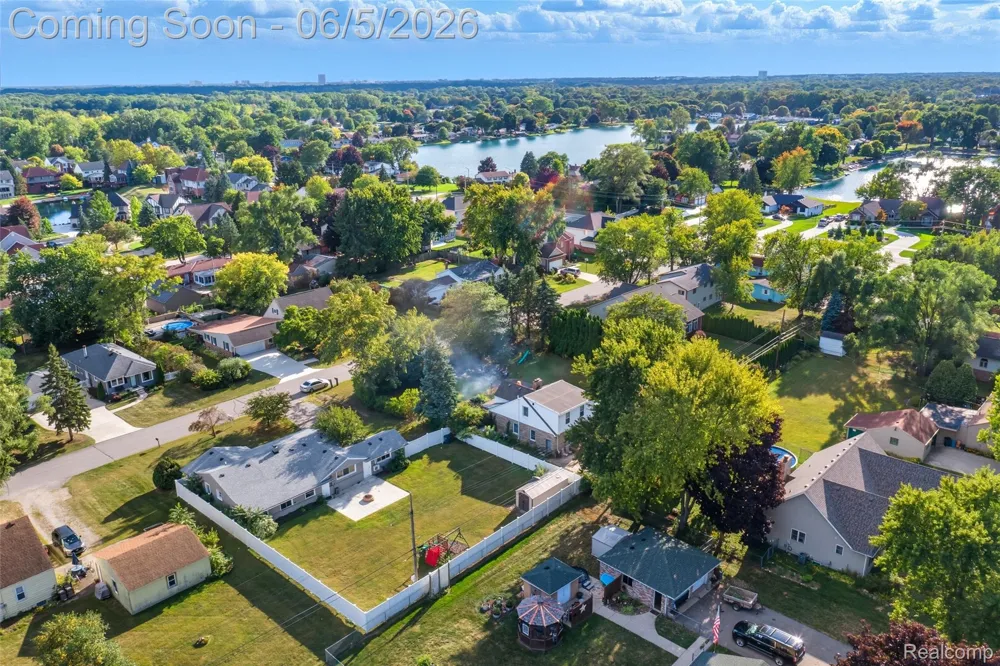 2075 Gulliver Drive Troy City, MI 48085