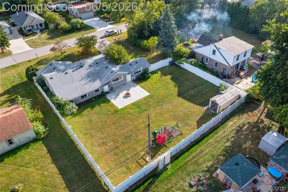 2075 Gulliver Drive Troy City, MI 48085