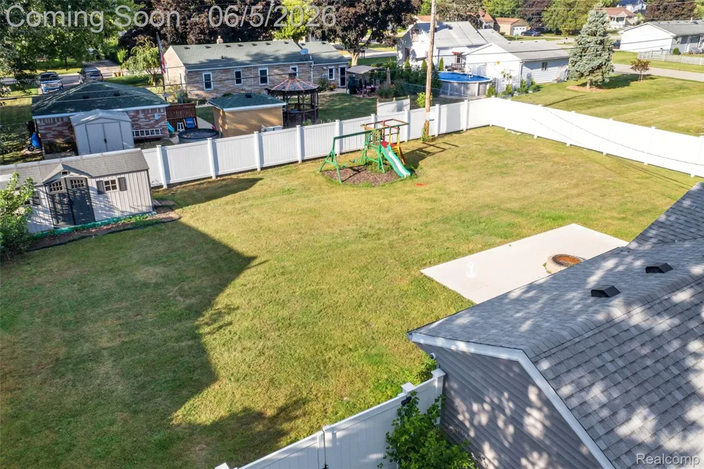 2075 Gulliver Drive Troy City, MI 48085