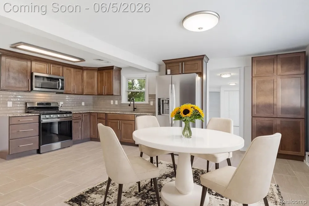 2075 Gulliver Drive Troy City, MI 48085