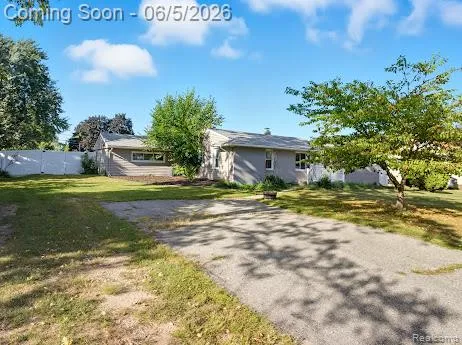 2075 Gulliver Drive Troy City, MI 48085