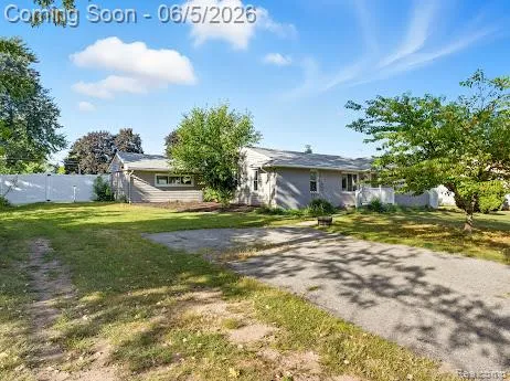 2075 Gulliver Drive Troy City, MI 48085
