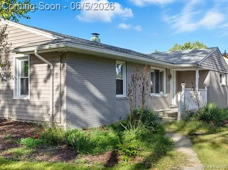2075 Gulliver Drive Troy City, MI 48085