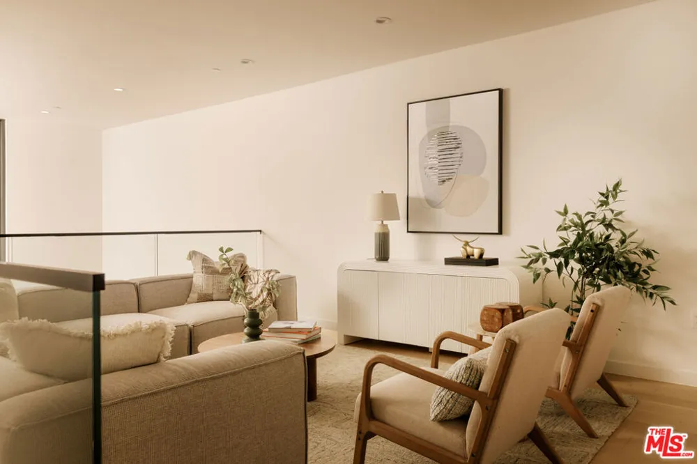 2919 Waverly Drive #103 Los Angeles, CA 90039