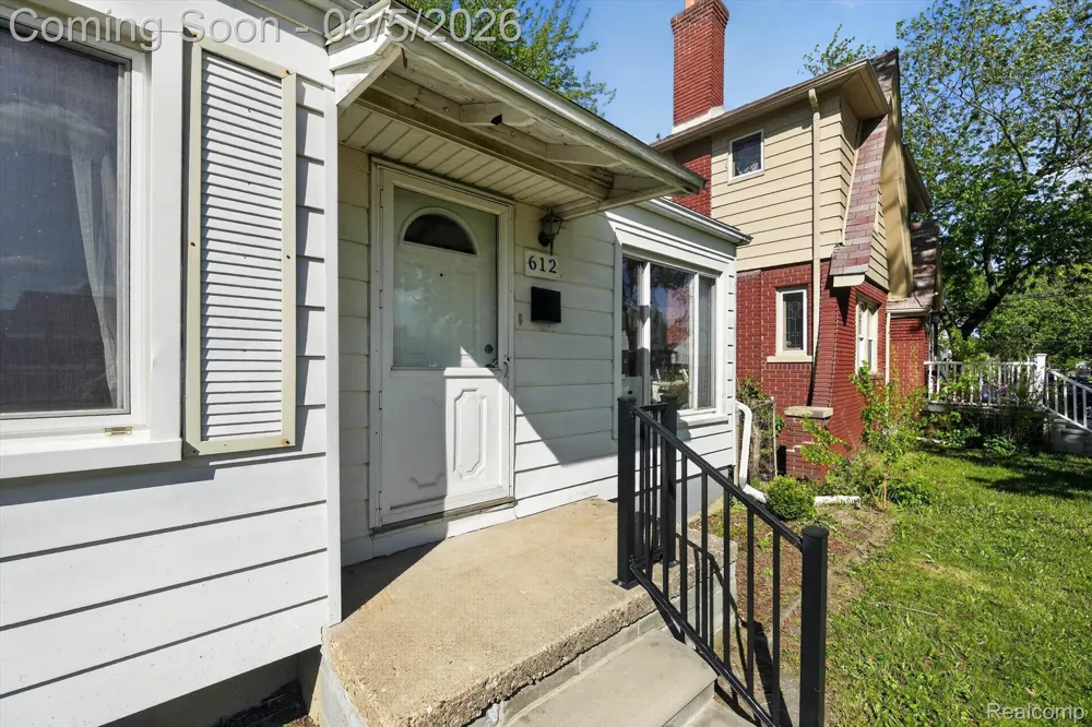 612 Mayflower Avenue Lincoln Park City, MI 48146
