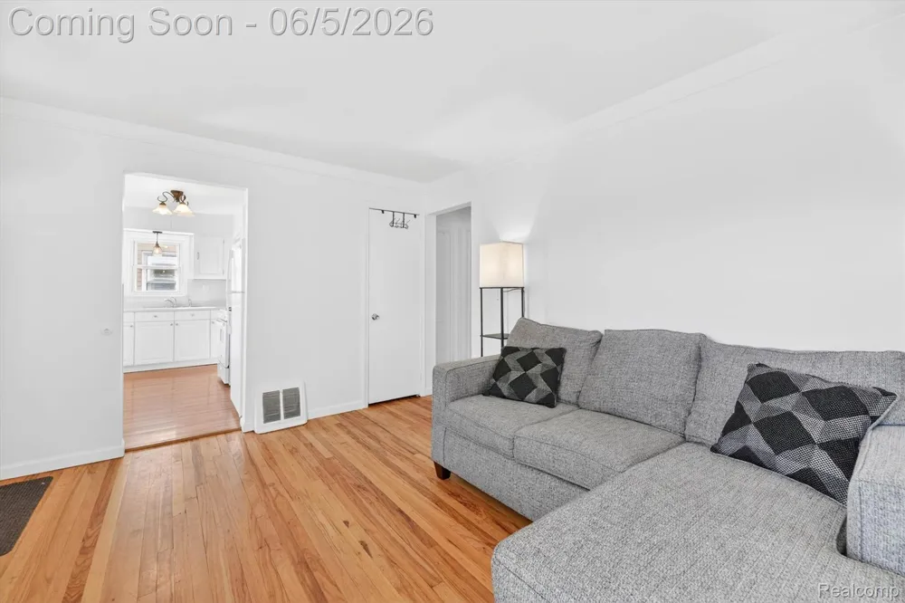 612 Mayflower Avenue Lincoln Park City, MI 48146