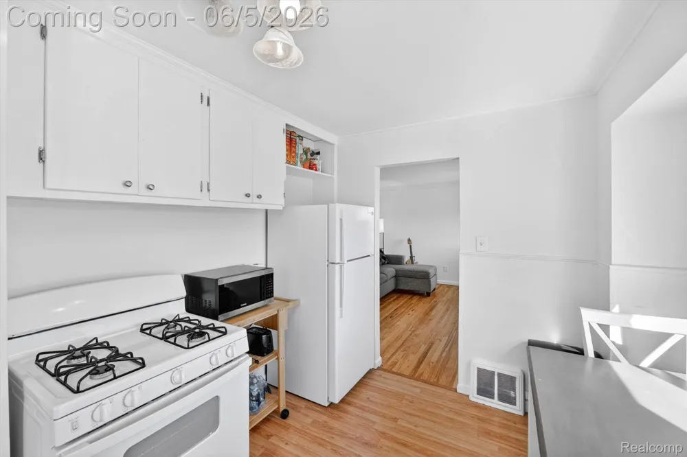 612 Mayflower Avenue Lincoln Park City, MI 48146