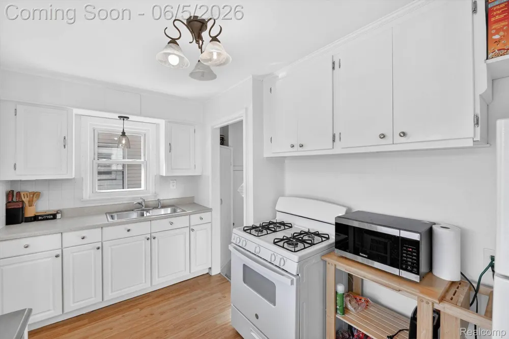 612 Mayflower Avenue Lincoln Park City, MI 48146
