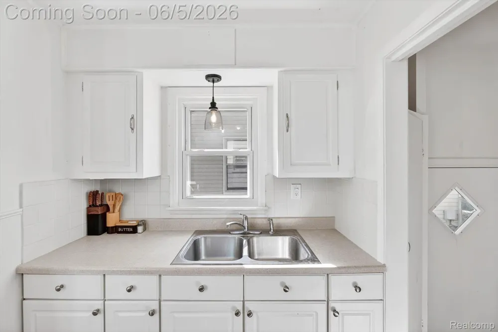 612 Mayflower Avenue Lincoln Park City, MI 48146