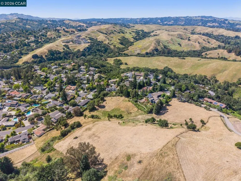 1966 Joseph Dr Moraga, CA 94556