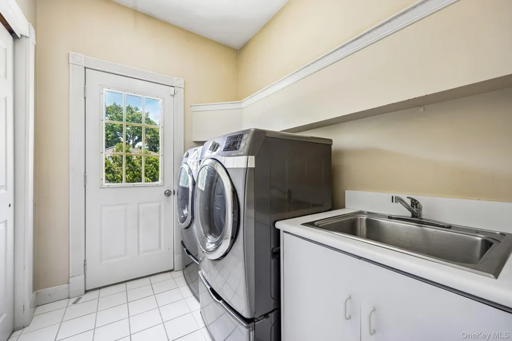 4 Penn Court East Setauket, NY 11733