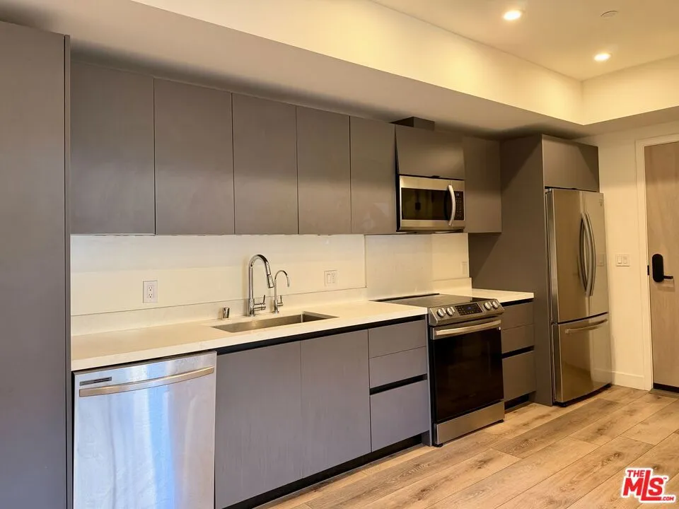 919 Harvard Boulevard #101 Los Angeles, CA 90006