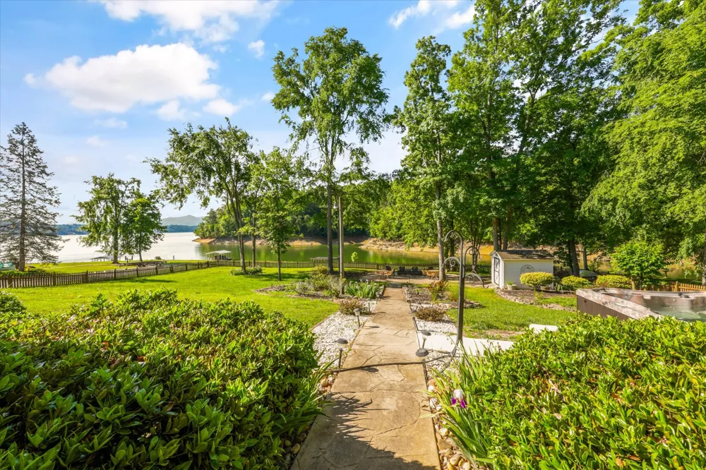 2177 Riverview Dr Dandridge, TN 37725