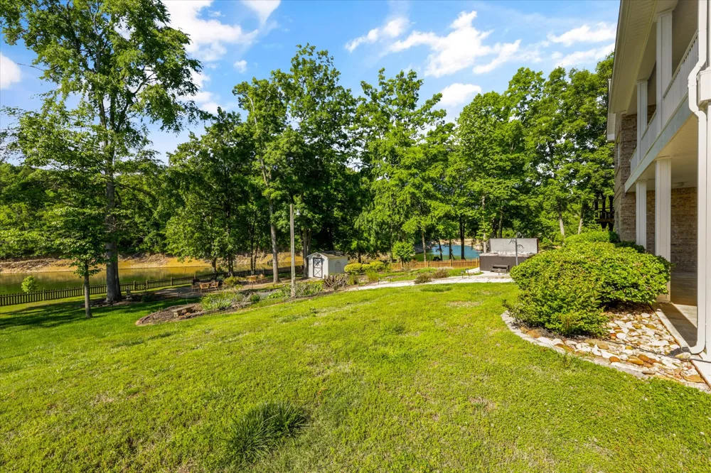 2177 Riverview Dr Dandridge, TN 37725