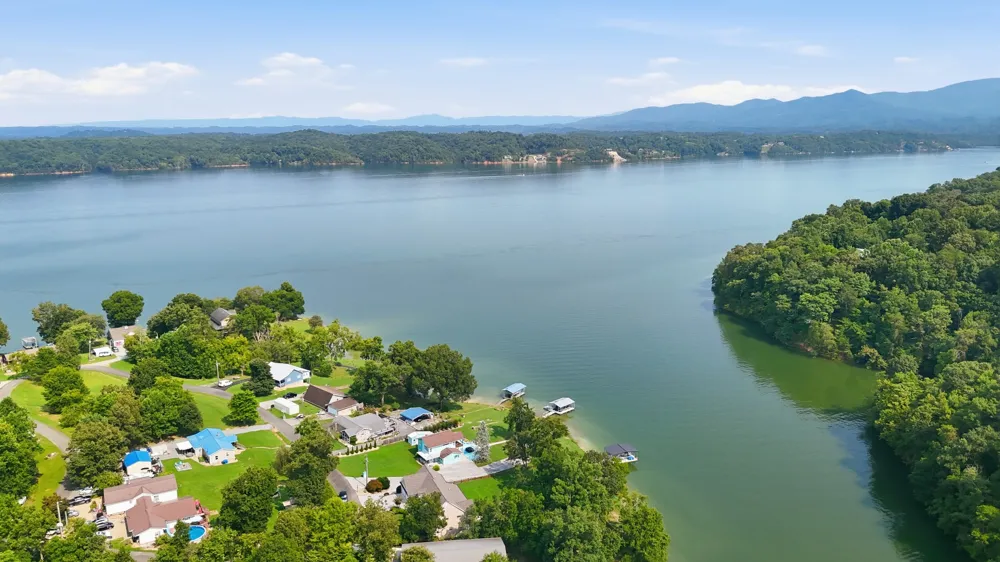 2177 Riverview Dr Dandridge, TN 37725