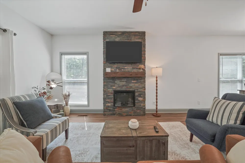 1925 Harbor Ln Dandridge, TN 37725