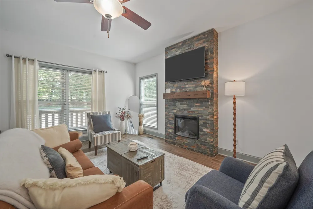 1925 Harbor Ln Dandridge, TN 37725