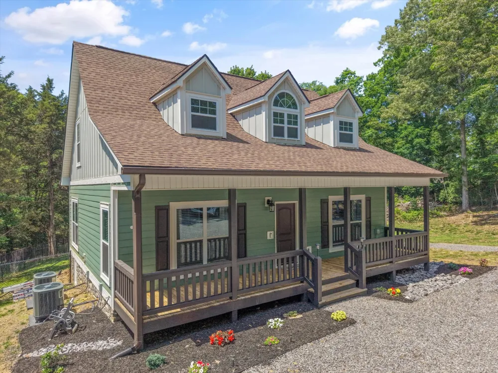 1925 Harbor Ln Dandridge, TN 37725