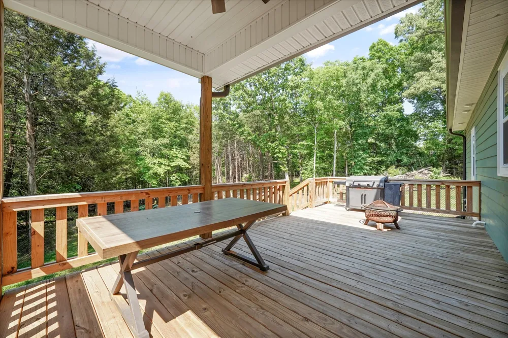 1925 Harbor Ln Dandridge, TN 37725