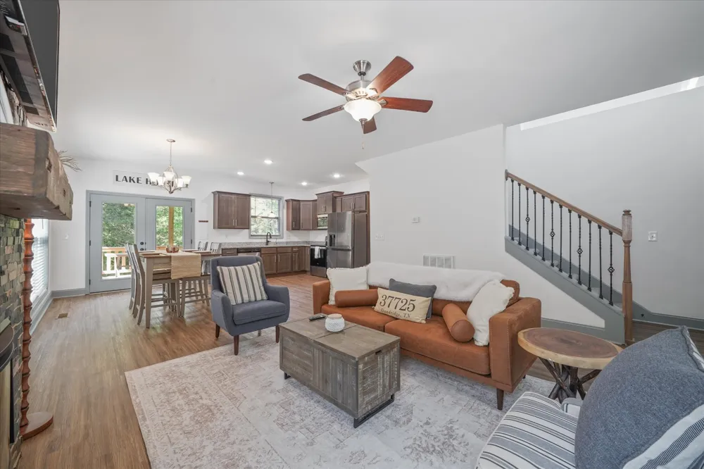 1925 Harbor Ln Dandridge, TN 37725