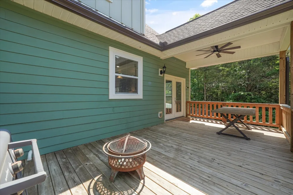 1925 Harbor Ln Dandridge, TN 37725