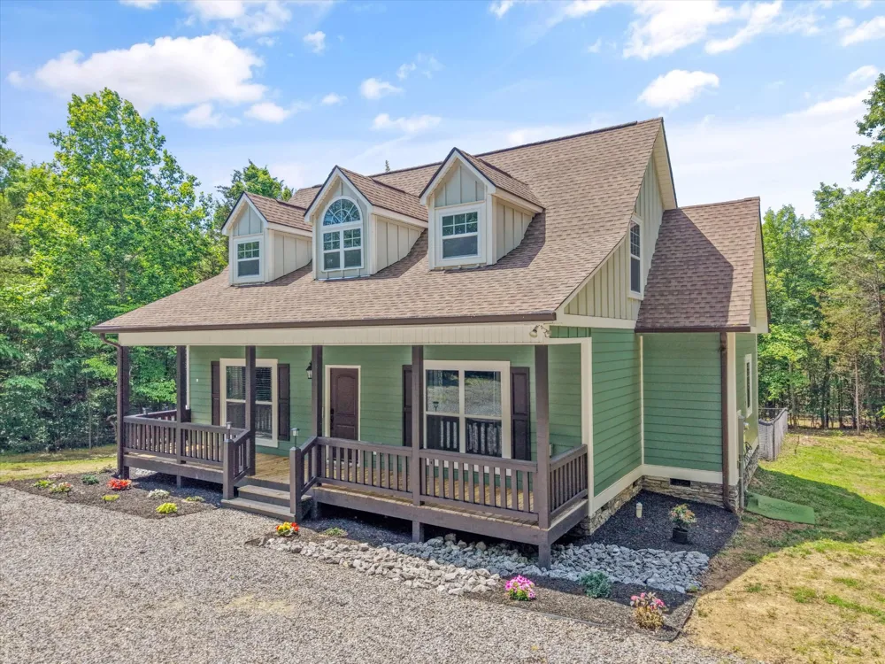 1925 Harbor Ln Dandridge, TN 37725