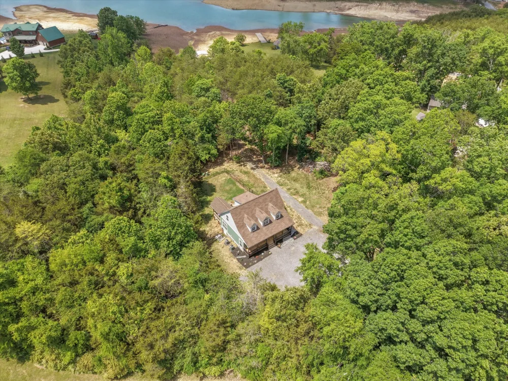 1925 Harbor Ln Dandridge, TN 37725