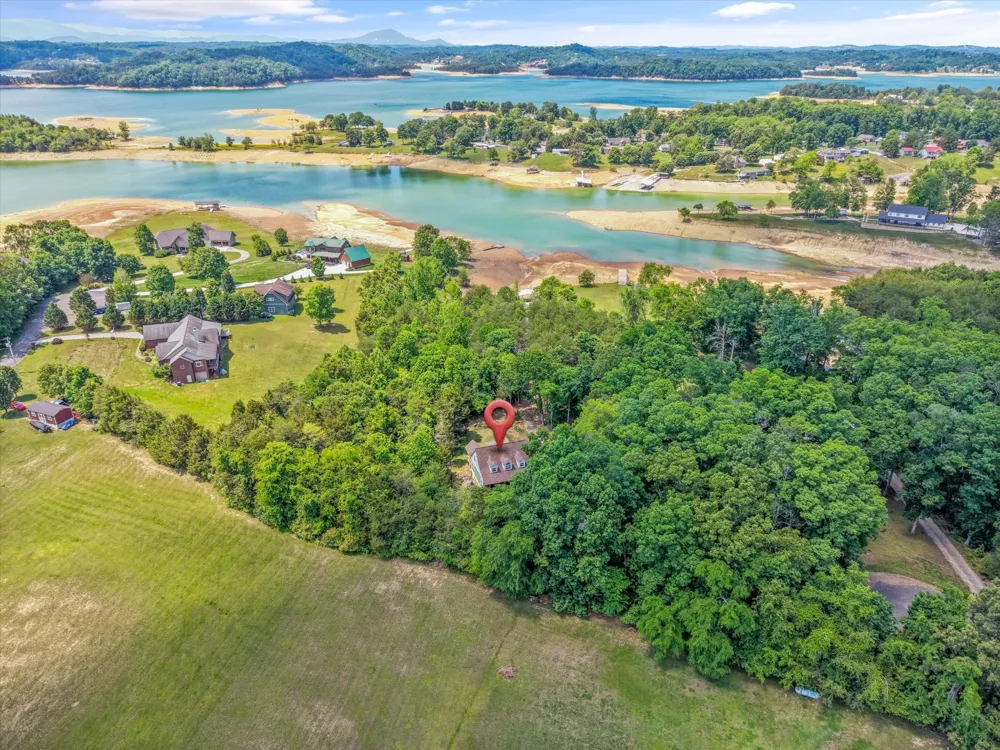 1925 Harbor Ln Dandridge, TN 37725