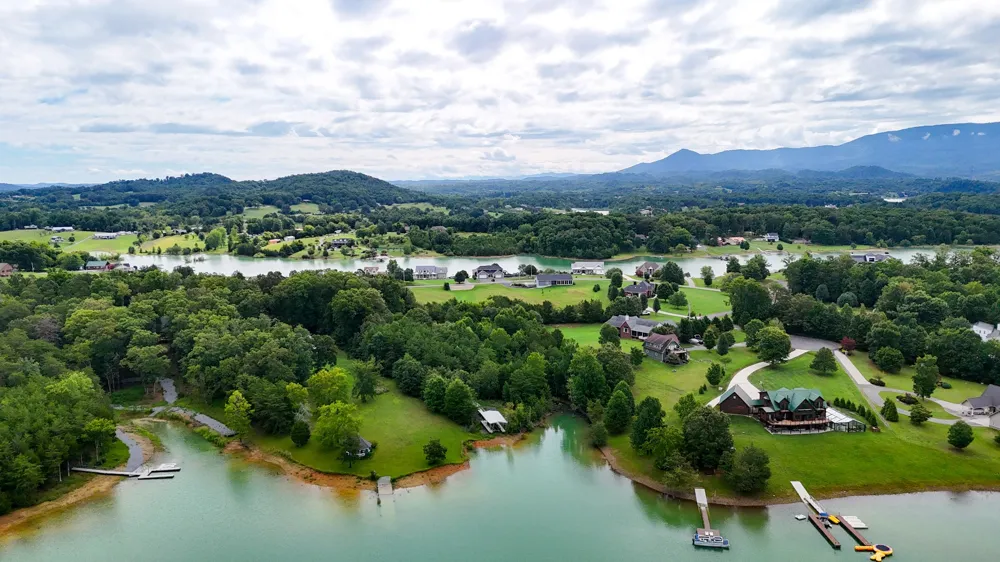 1925 Harbor Ln Dandridge, TN 37725