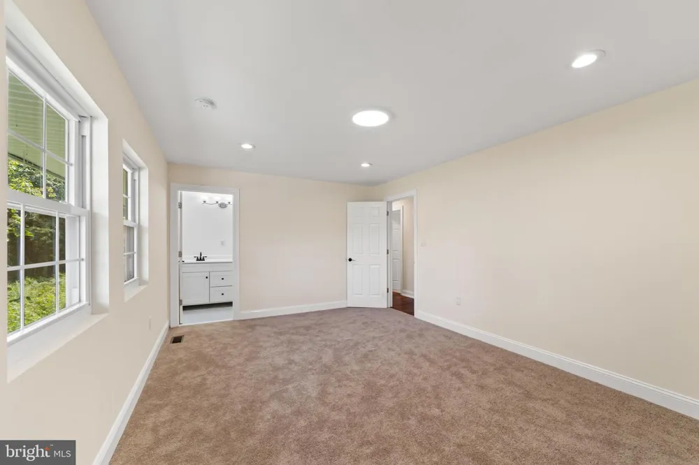 812 W MALAGA ROAD Williamstown, NJ 08094